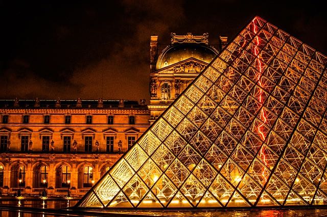 the-louvre-690929_640 2